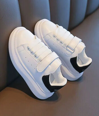 Baskets de sport blanches à lacets et scratch