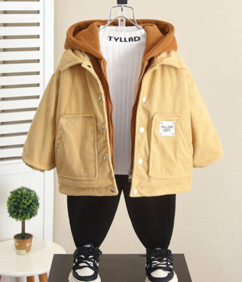 Blouson pour enfant en velours côtelé jaune beurre avec capuche intégrée, doublure douce, fermeture à boutons-pression, poches plaquées et patch décoratif.