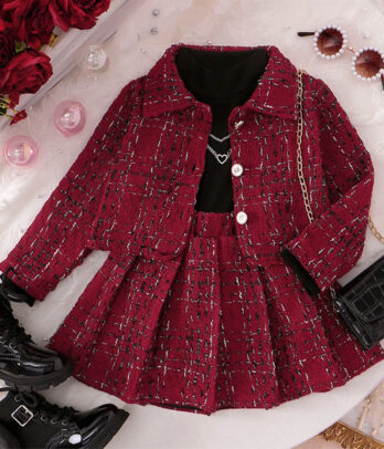 Ensemble 3 pièces pour fille en tweed rouge inspiré du style Chanel, composé d’une veste élégante, d’une jupe plissée assortie et d’un top blanc basique pour un look chic et sophistiqué.