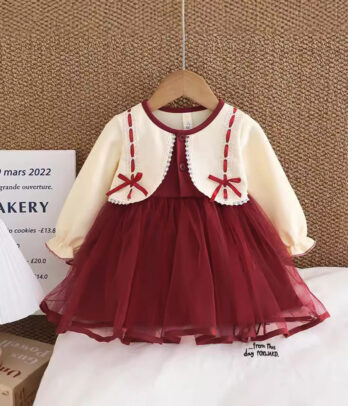 Robe bordeaux en tulle avec boléro blanc cassé intégré, élégante et féerique, idéale pour les fêtes, mariages ou photos souvenirs.