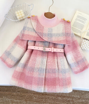 Manteau fille à carreaux rose poudré avec col montant élastiqué, ceinture assortie et doublure chaude, idéal pour affronter l’hiver avec élégance.