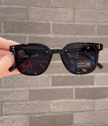 Lunettes de soleil noires pour enfants au style coréen, légères et confortables, offrant une protection solaire avec un look moderne et tendance.