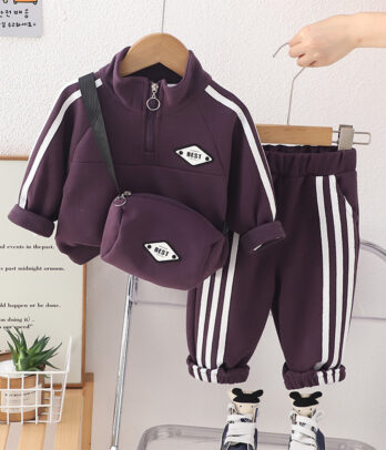 Ensemble jogging violet 3 pièces pour enfant avec haut demi-zip à bandes blanches, pantalon à taille élastique et sac banane assorti, idéal pour la mi-saison.