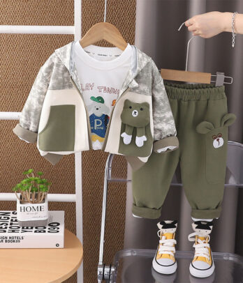 Ensemble 3 pièces pour garçon avec veste camouflage à capuche et ourson 3D, pull imprimé et pantalon kaki à taille élastique, parfait pour le quotidien.