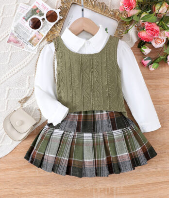 Ensemble chic avec pull tricoté doux, chemise à col classique et jupe plissée à carreaux, parfait pour l’école, les sorties ou les occasions spéciales.