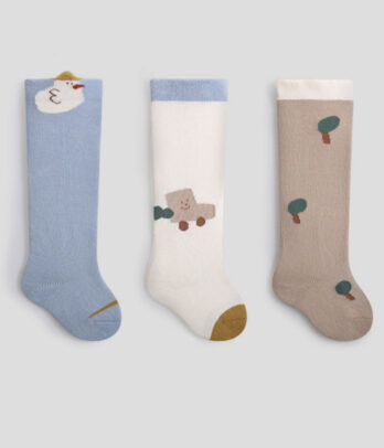 Chaussettes hautes en coton doux pour bébé, confortables et respirantes. Parfaites pour garder les petits pieds au chaud avec style en automne et hiver.