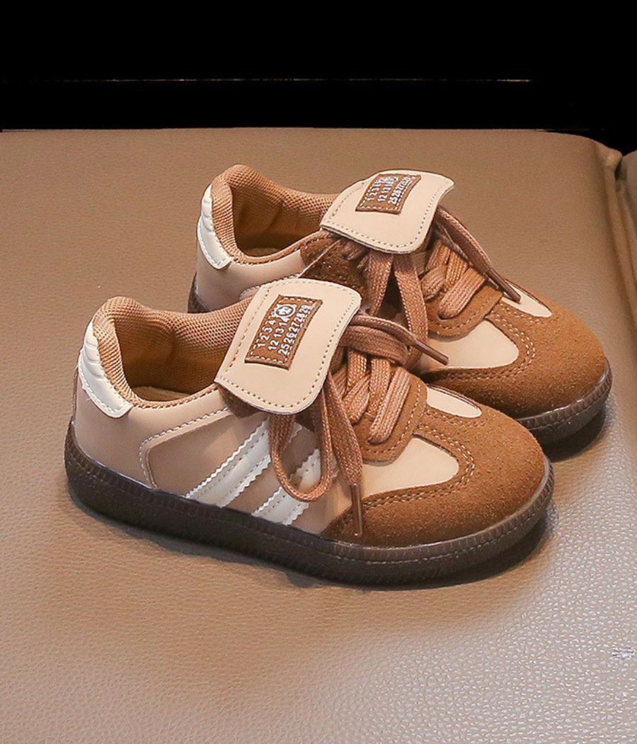 99267 Chaussures décontractées unisexes marron pour enfants, inspirées du style Samba, en simili cuir avec lacets, semelle souple antidérapante et intérieur rembourré.