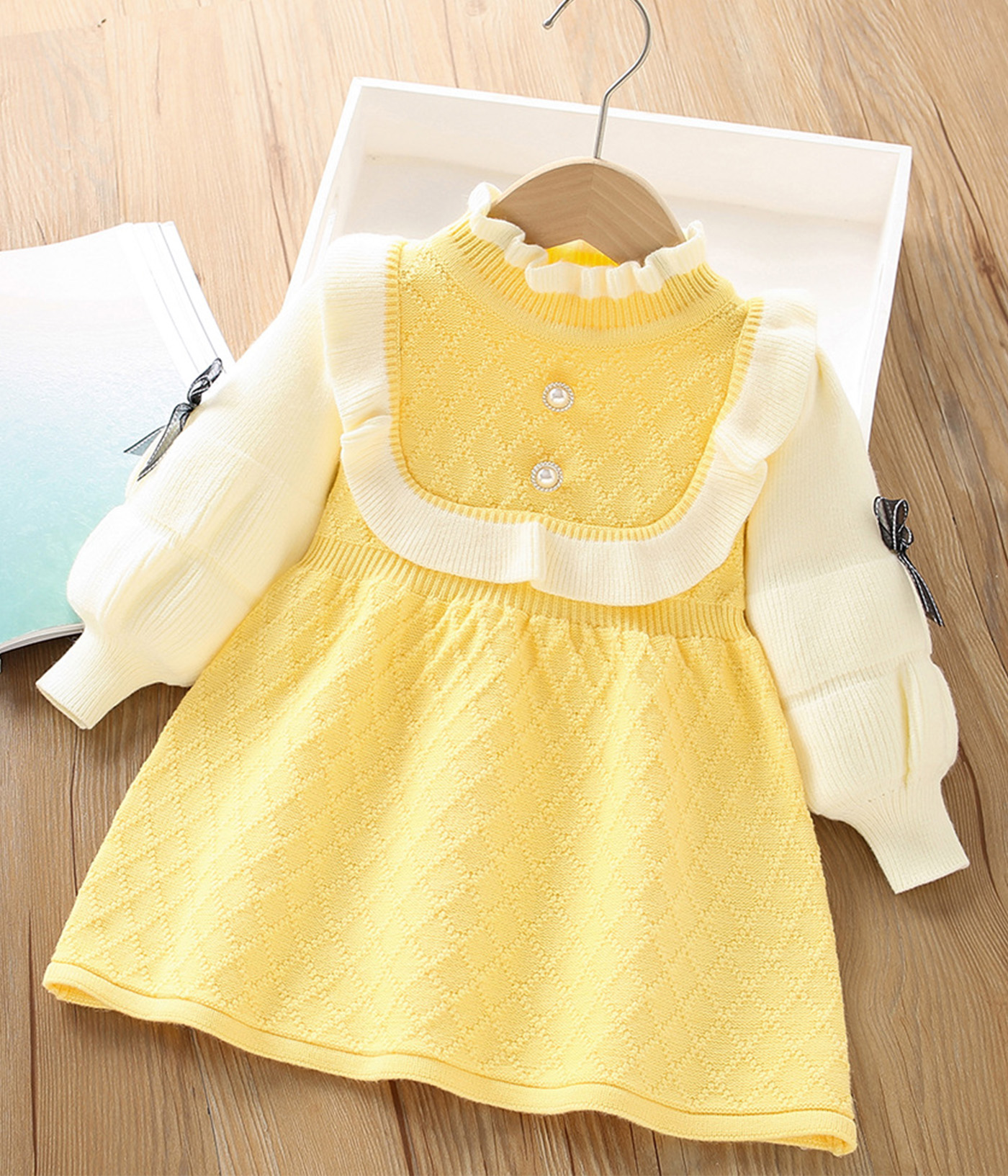 17499 Robe Fille – Maille Jaune Pastel à Volants – Image 1