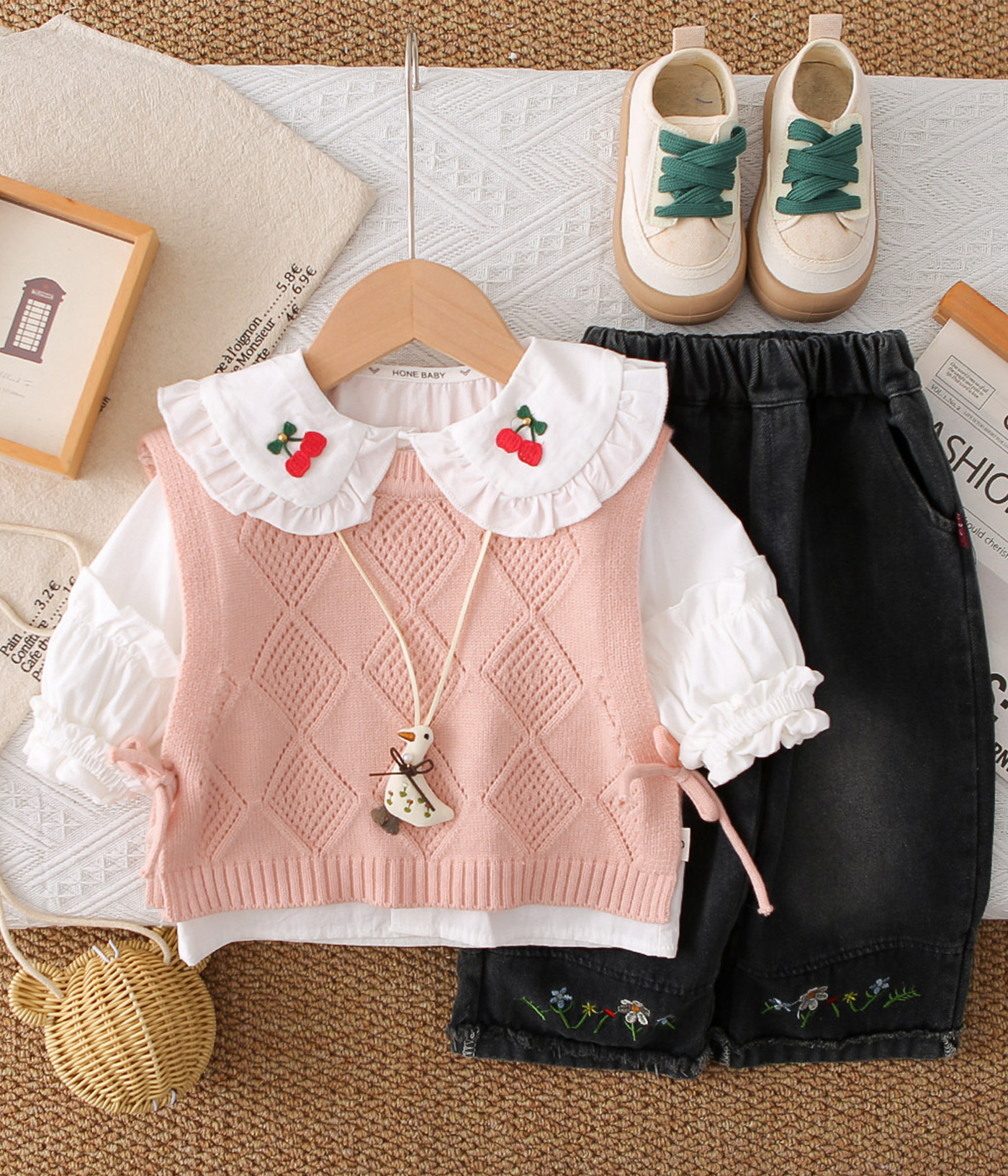 22144 (2) Ensemble fille chic – Gilet tricot rose saumon & pantalon noir brodé – Image 1