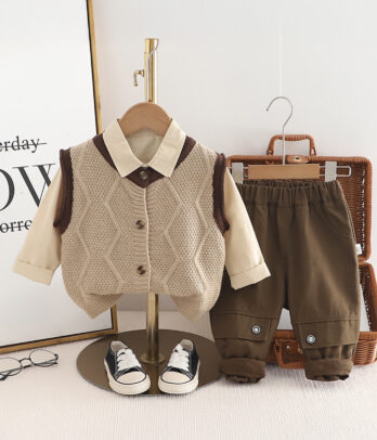 Ensemble Garçon 3 Pièces – Chemise Beige, Gilet en Maille & Pantalon Marron