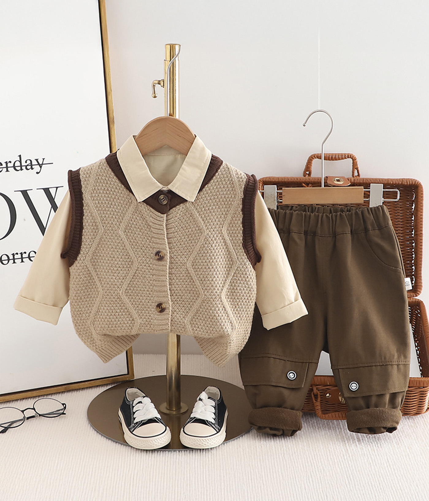 22346 (10) Ensemble Garçon 3 Pièces – Chemise Beige, Gilet en Maille & Pantalon Marron – Image 1