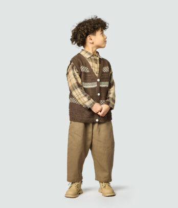 24192 Ensemble garçon – chemise à carreaux, gilet tricoté et pantalon mazyoud
