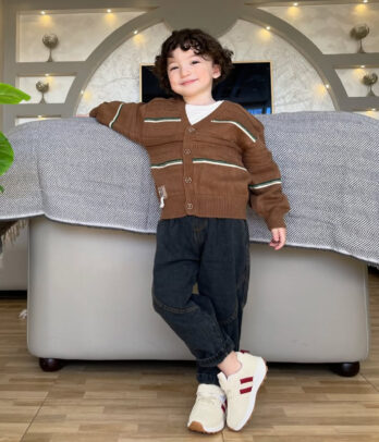 Ensemble Garçon 3 Pièces – Gilet en Maille Marron & Jean Foncé