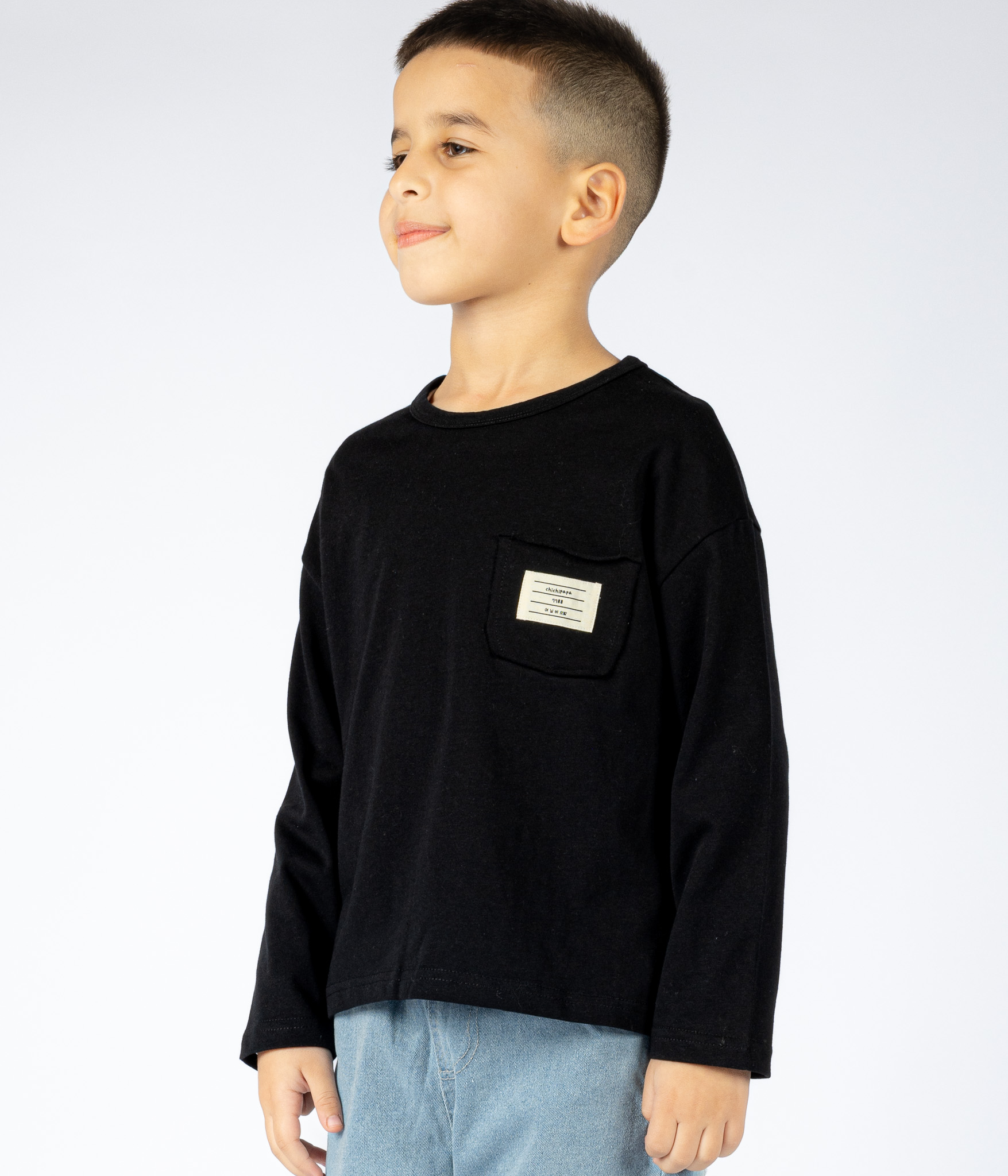 25524 Sweat noir 50080 poche decontractee pour enfant0873 Sweat noir à poche décontractée pour enfant – Image 1