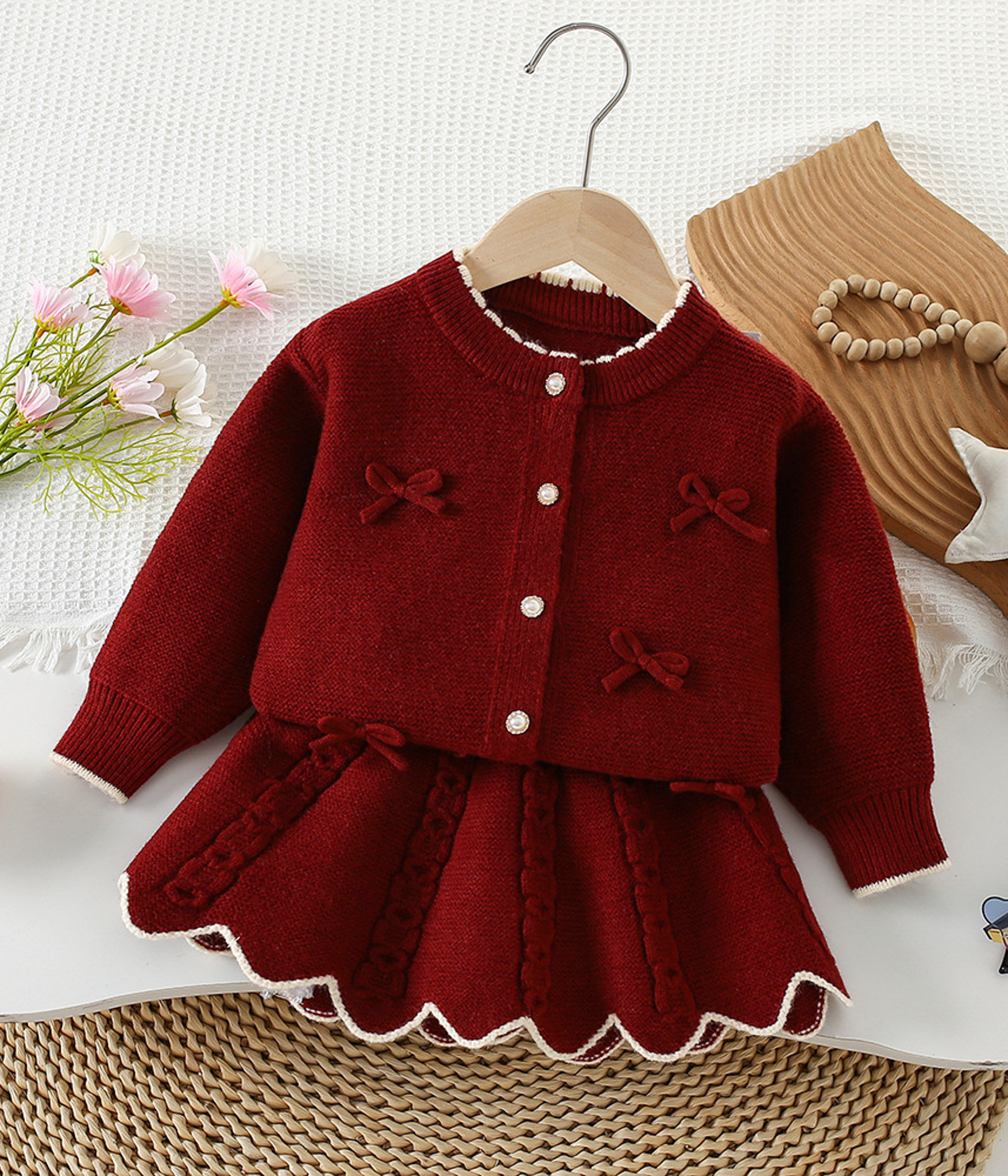 25914 Ensemble fille bordeaux en tricot – Gilet chic & jupe plissée – Image 1