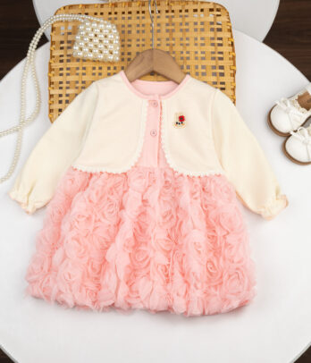 Robe princesse rose à fleurs en relief & gilet crème