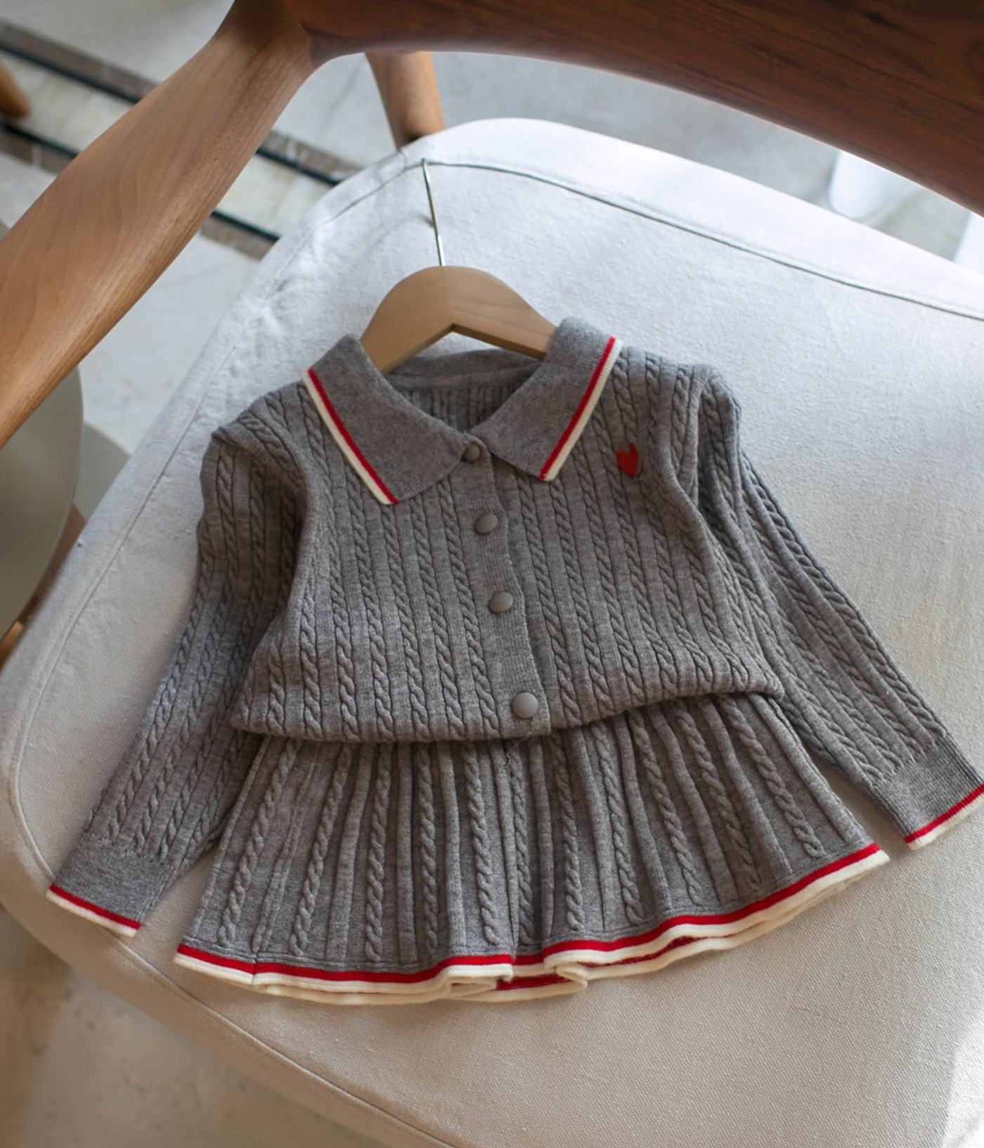 36996 Ensemble tricot grise bébé fille – Look actuel et douille – Image 1