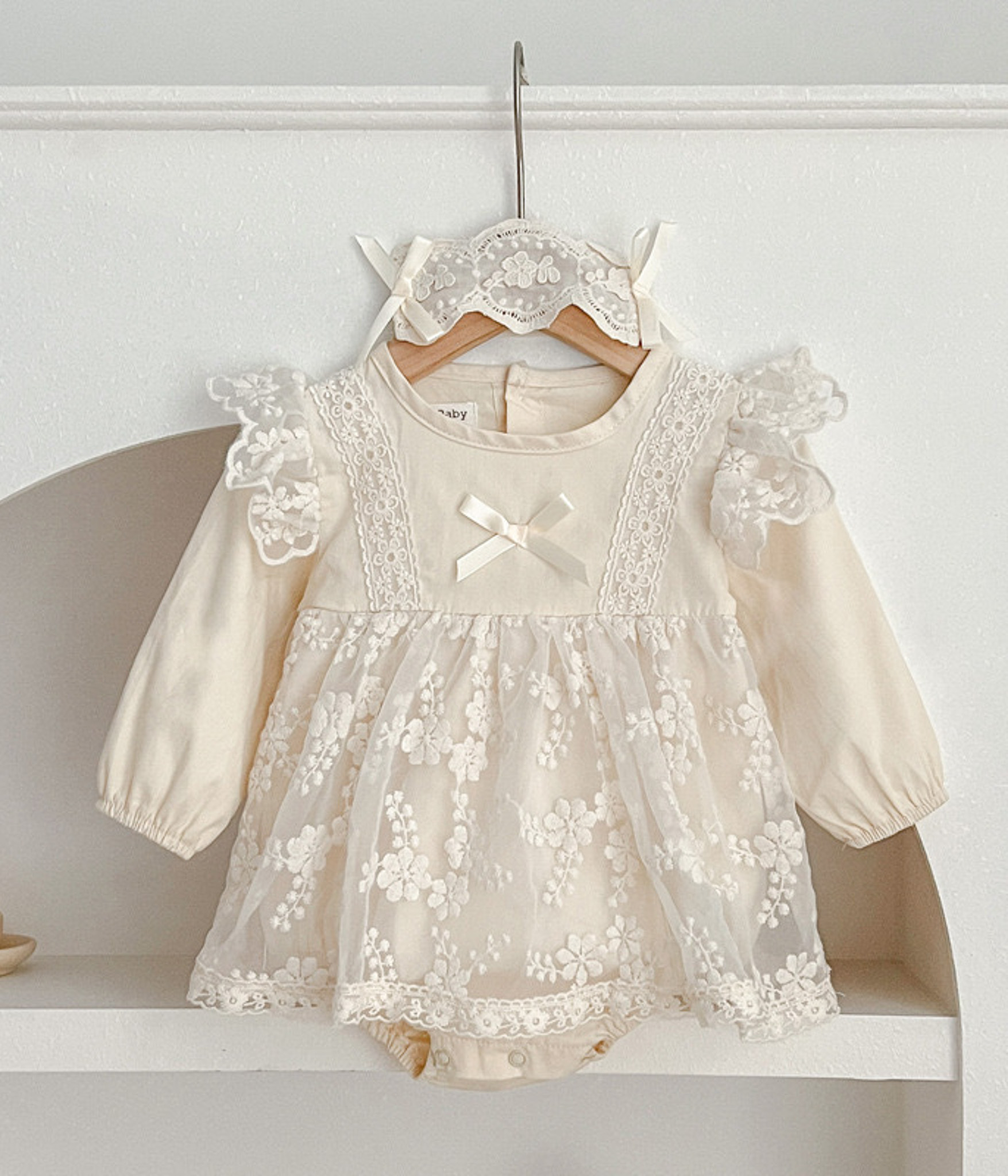 43215 (1)-2 Barboteuse Bébé en Dentelle – Élégance & Douceur – Image 1