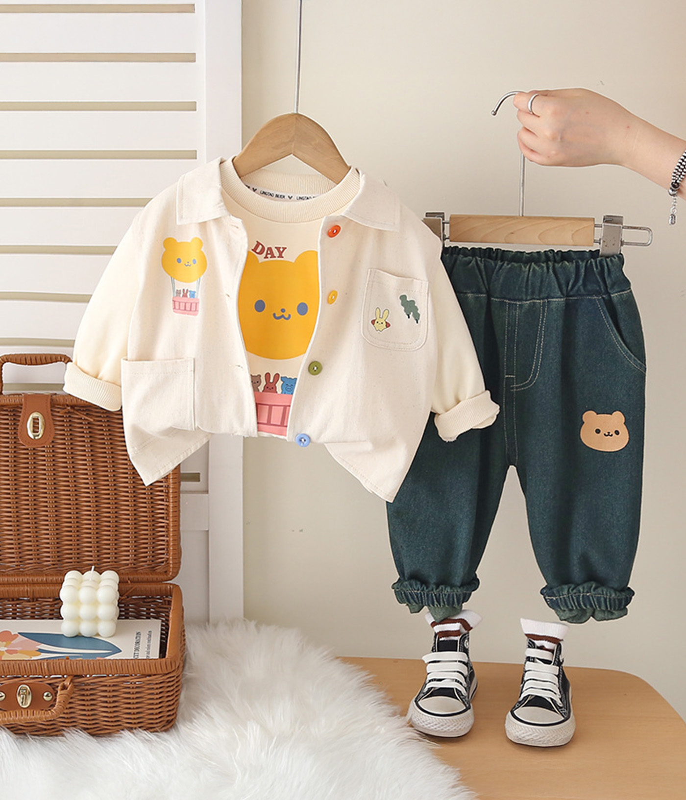 44114 (10) Ensemble mignon pour garçon chemise sans manche et t-shirt imprimée & pantalon bleu – Image 1