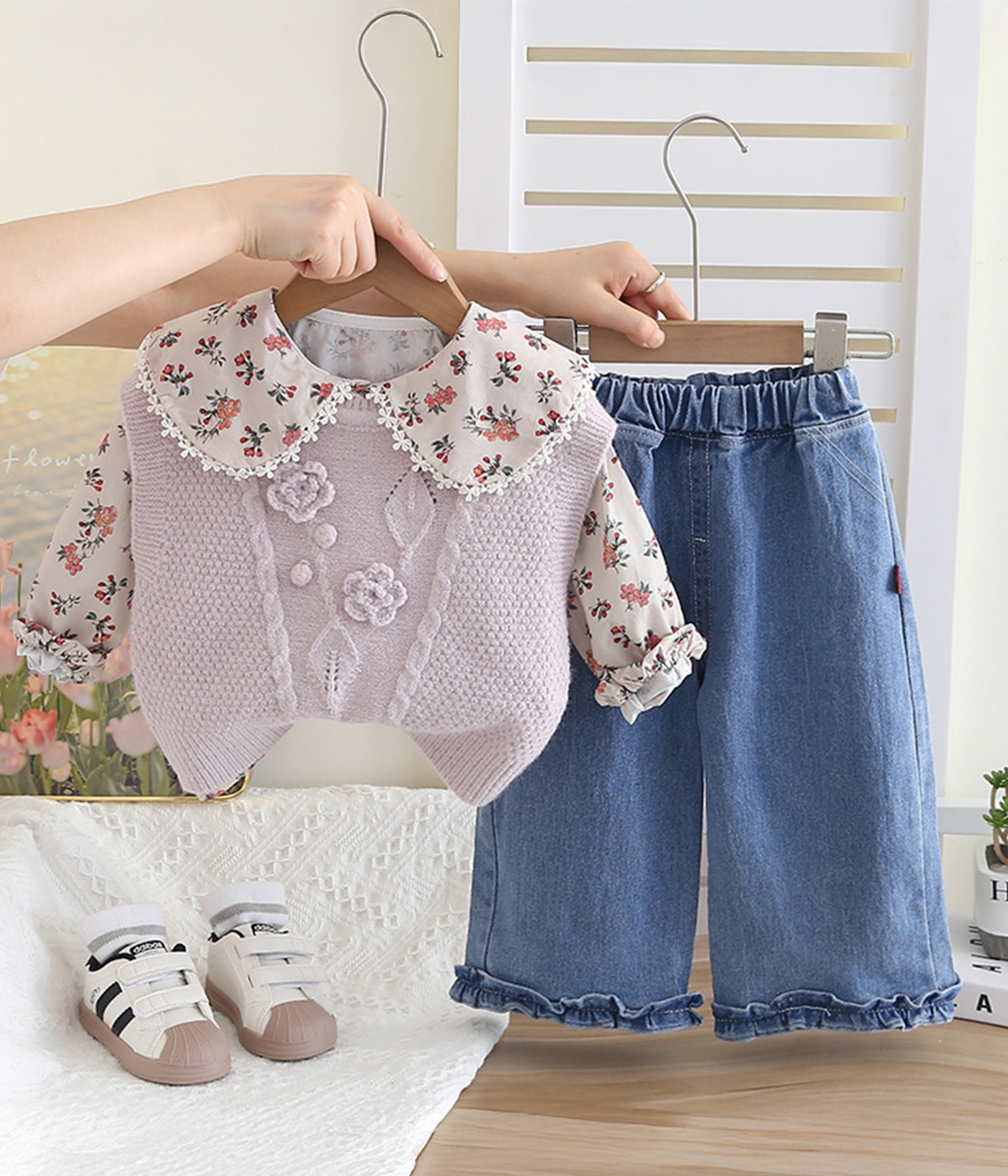47145 (2) Ensemble fille chemise fleurie & gilet lilas avec pantalon en jean – Image 1