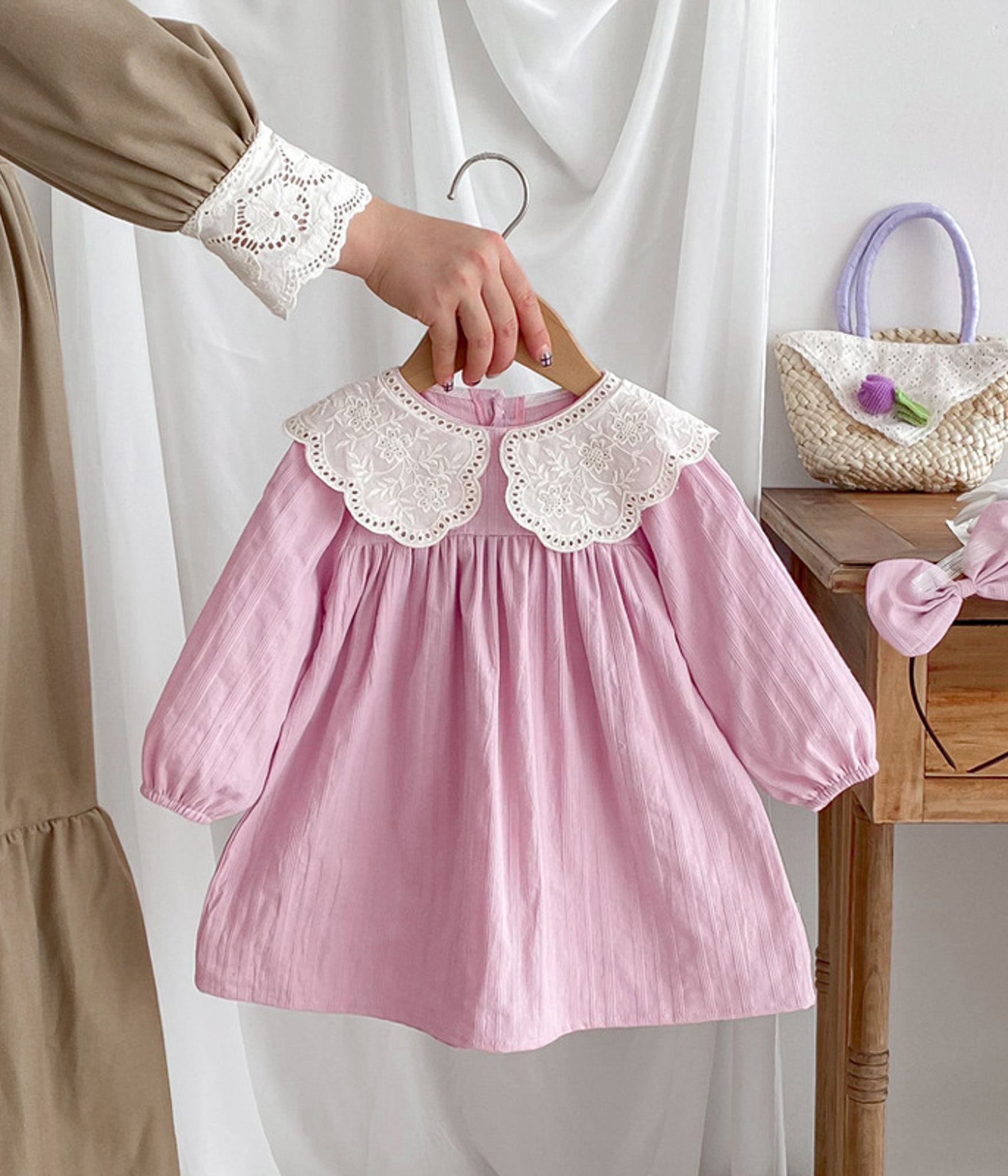 51143 (1) Robe bébé rose avec col dentelle blanche – Image 1