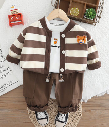 Ensemble de trois pièces marron pour garçon