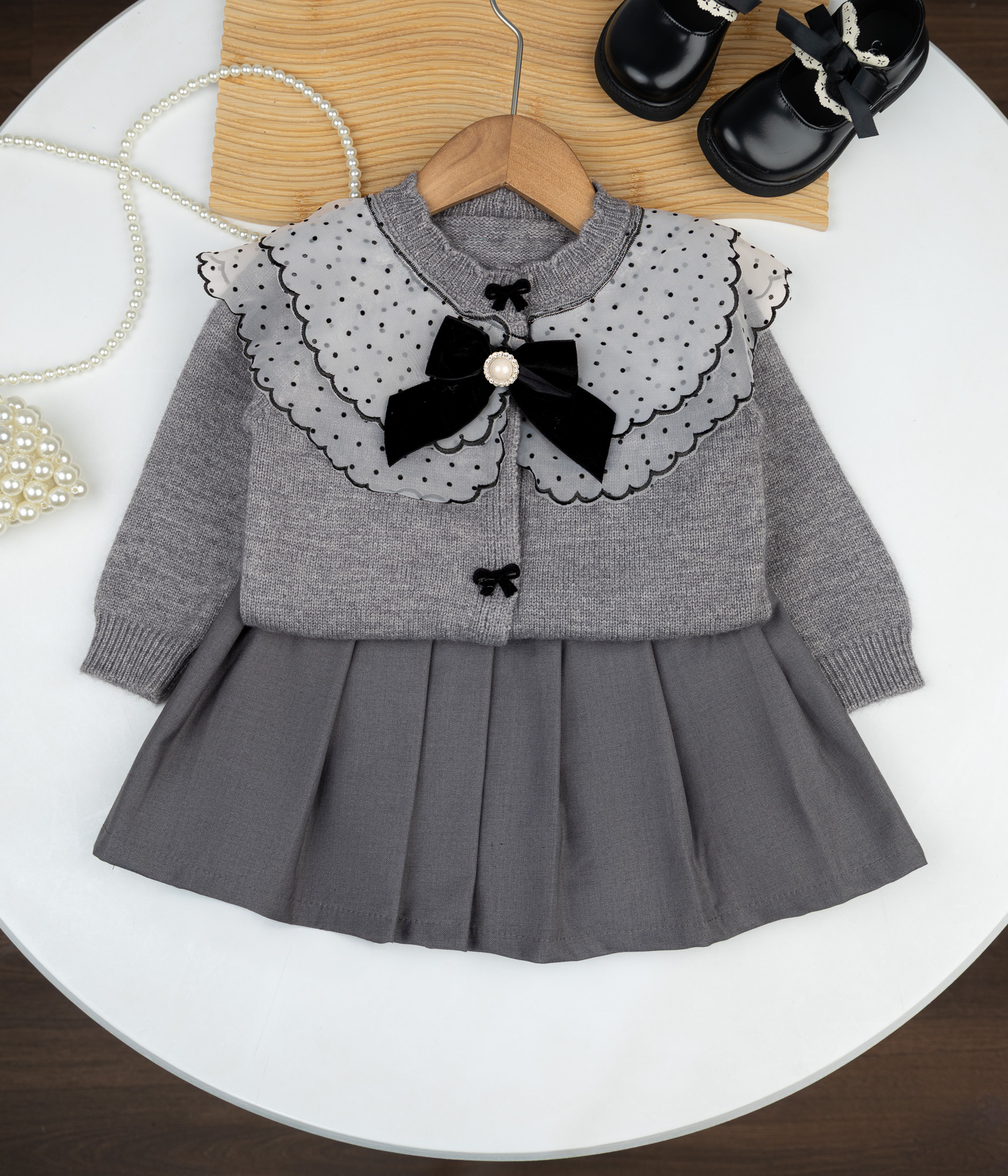 526960-Edit Ensemble jupe et cardigan en laine gris – Élégance intemporelle – Image 1