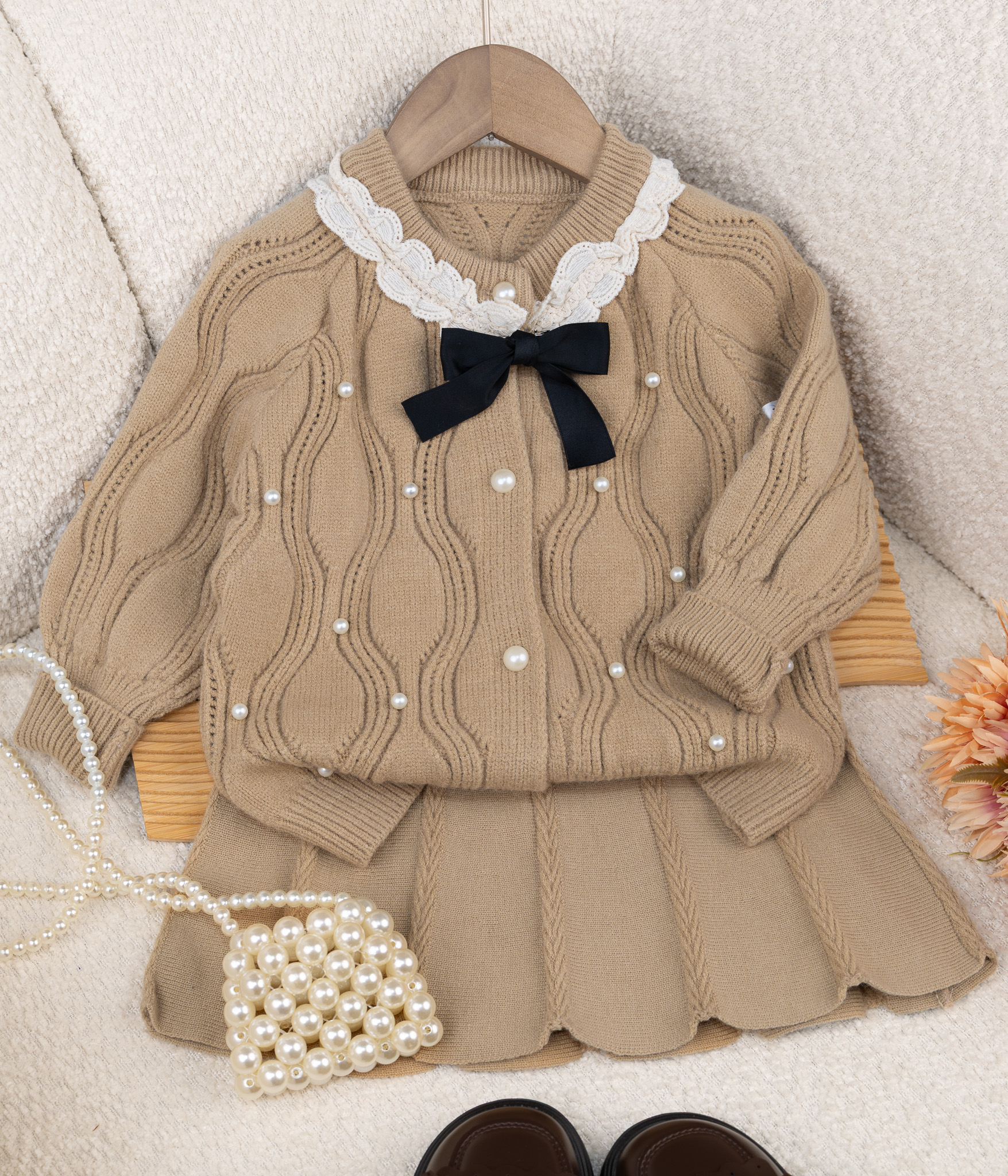 531811 Ensemble de deux pièces jupe & cardigan en laine – beige avec col dentelle – Image 1