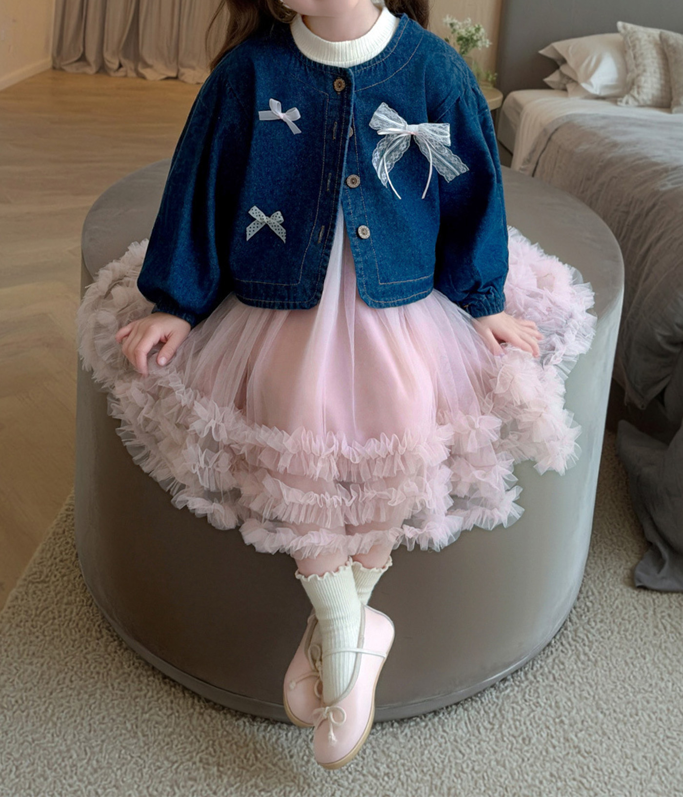 54936 (3) Robe en tulle rose et gilet en jean – Une allure actuelle et pétillante – Image 1
