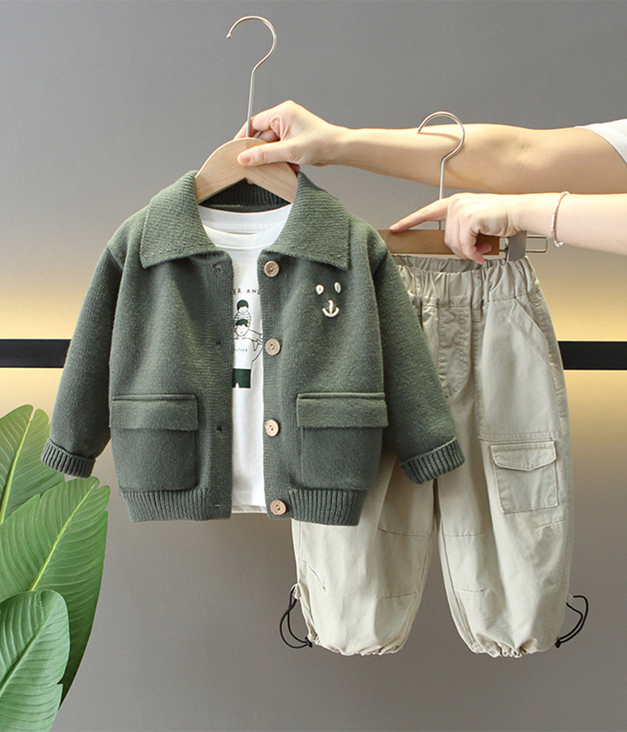 55276 Ensemble Garçon – Gilet Vert, T-shirt & Pantalon Cargo Beige – Image 1