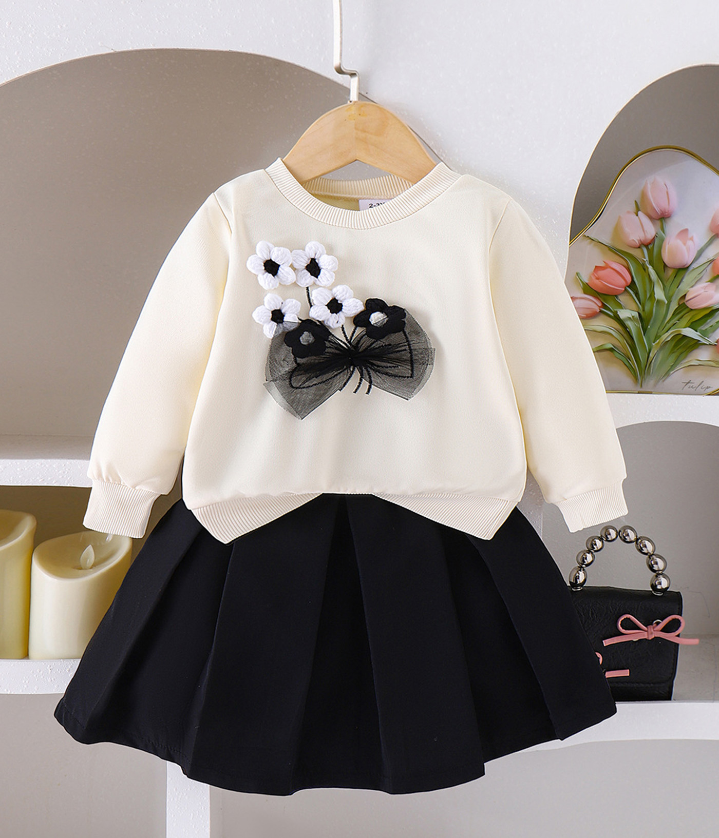 57881 (6) Ensemble fille sweat crème fleuri & jupe noire plissée – Image 1