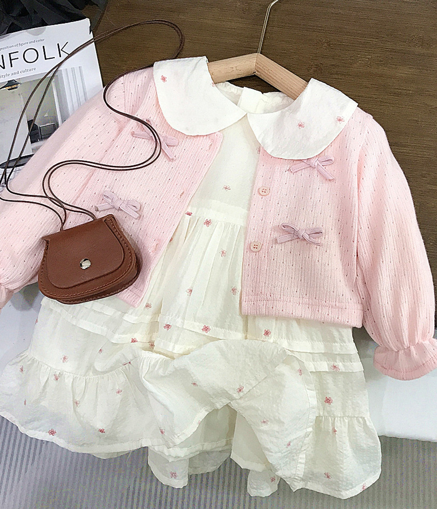 58799 (1) Ensemble fille élégant rose & blanc – Cardigan à nœuds et robe à fleurs – Image 1