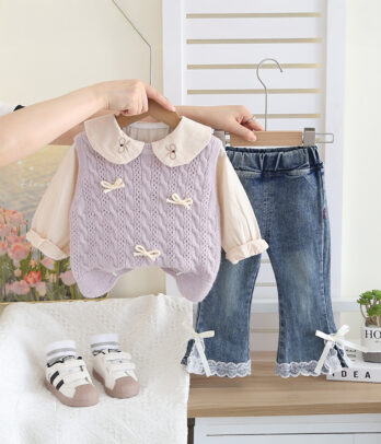 Ensemble lilas raffiné avec jean dentelle