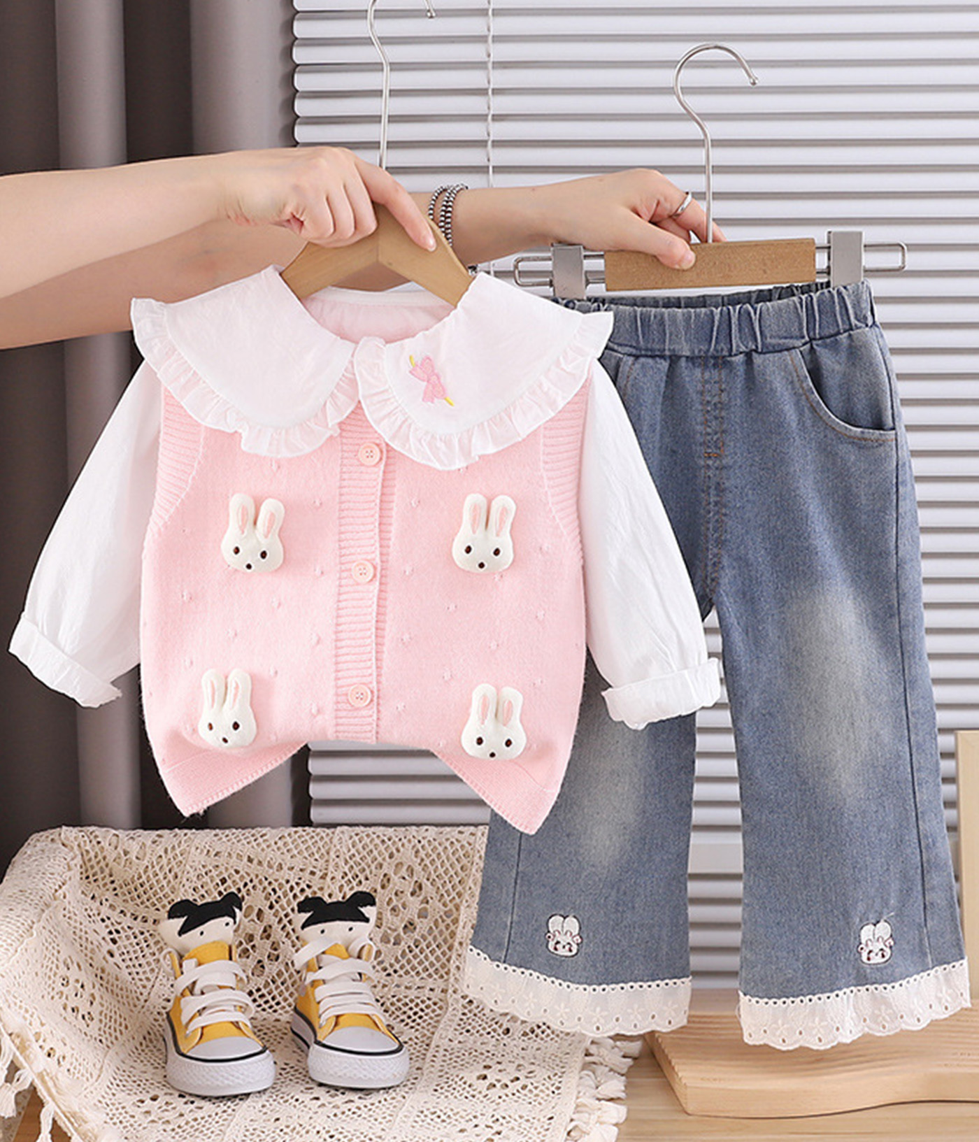 61532 (6) Tenue complète fille – Gilet rose, chemise blanche et jean brodé – Image 1
