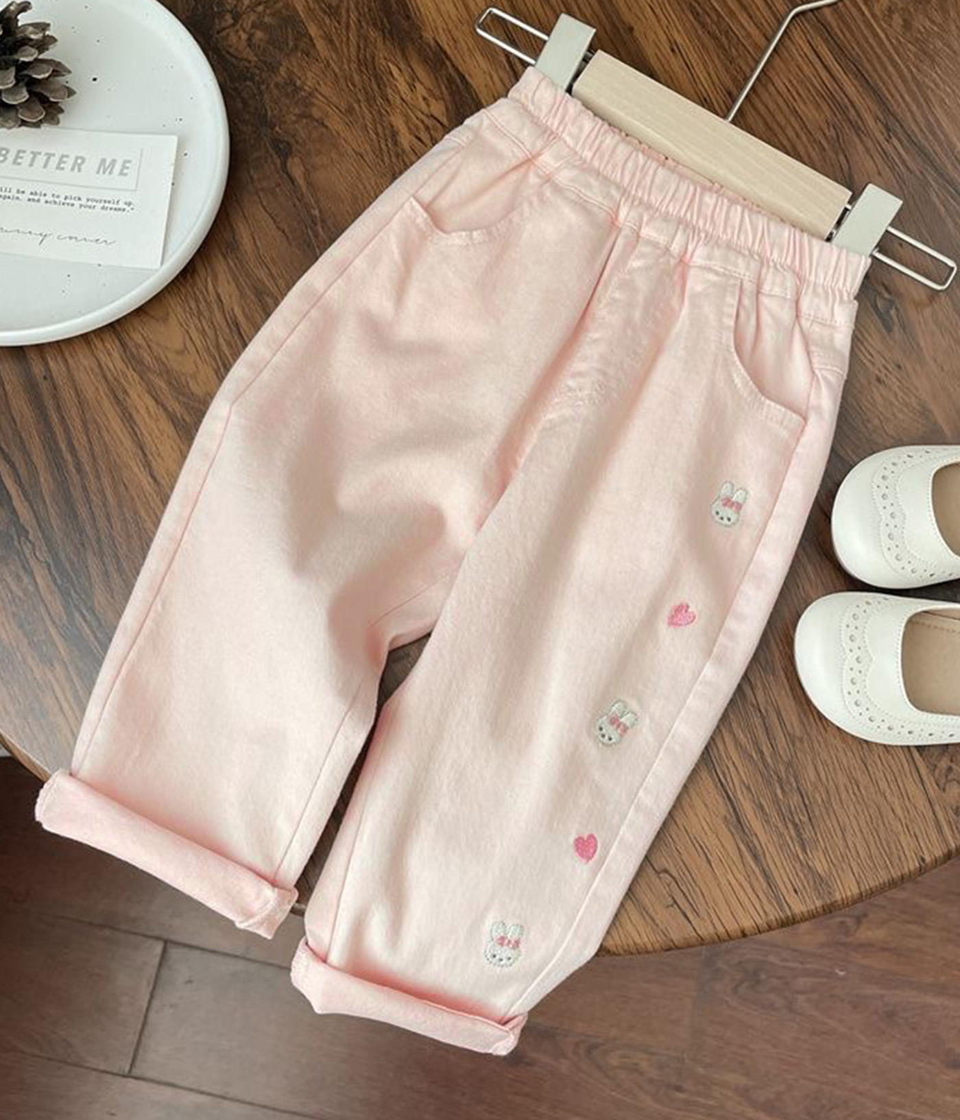 62451 Pantalon Fille Rose poudré délicat – Broderies Lapin & Cœurs – Image 1