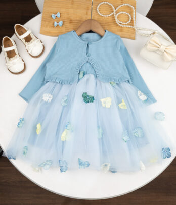 Robe bleue à fleurs & gilet assorti – Fraîcheur et élégance