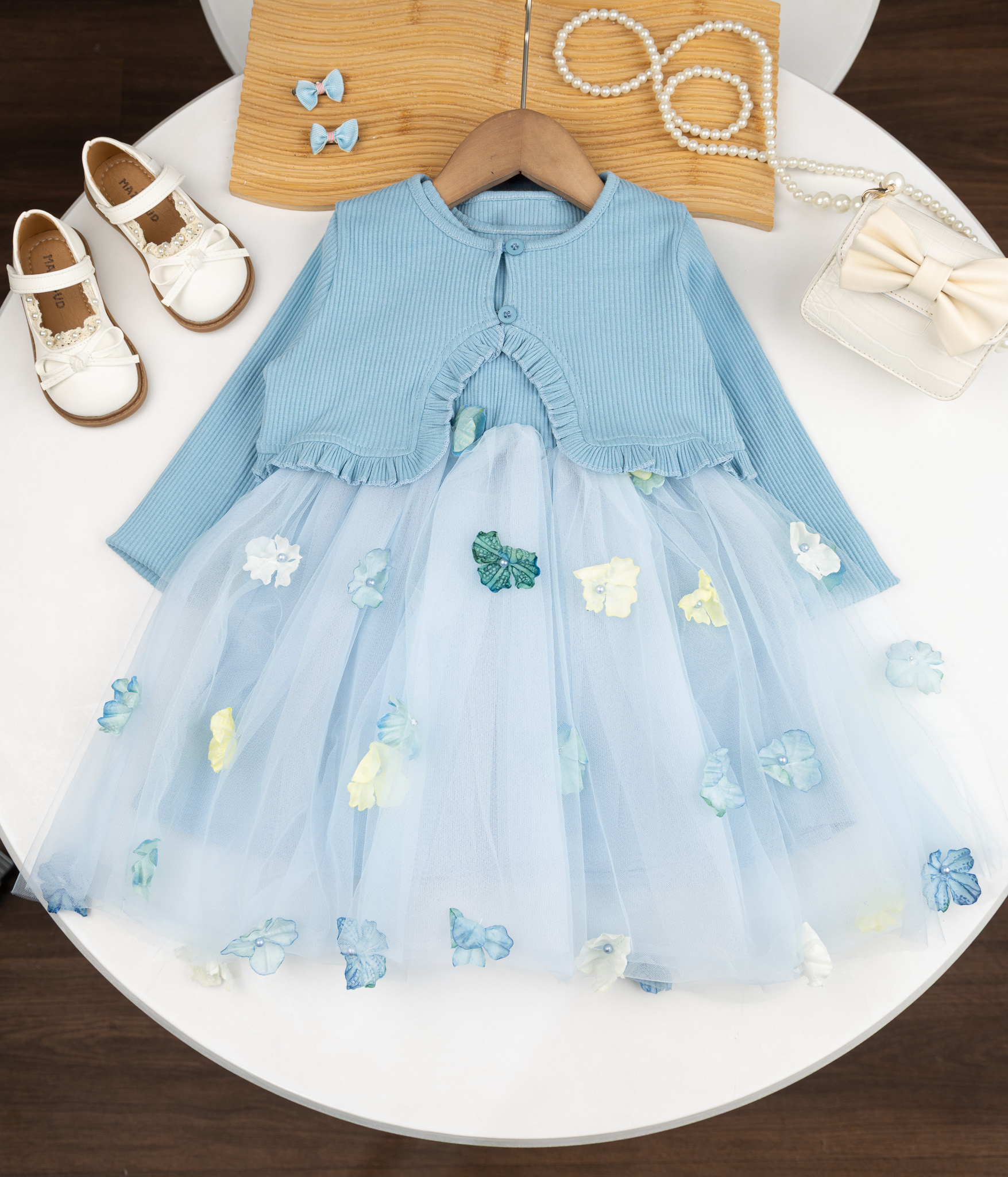 632690-Edit Robe bleue à fleurs & gilet assorti – Fraîcheur et élégance – Image 1
