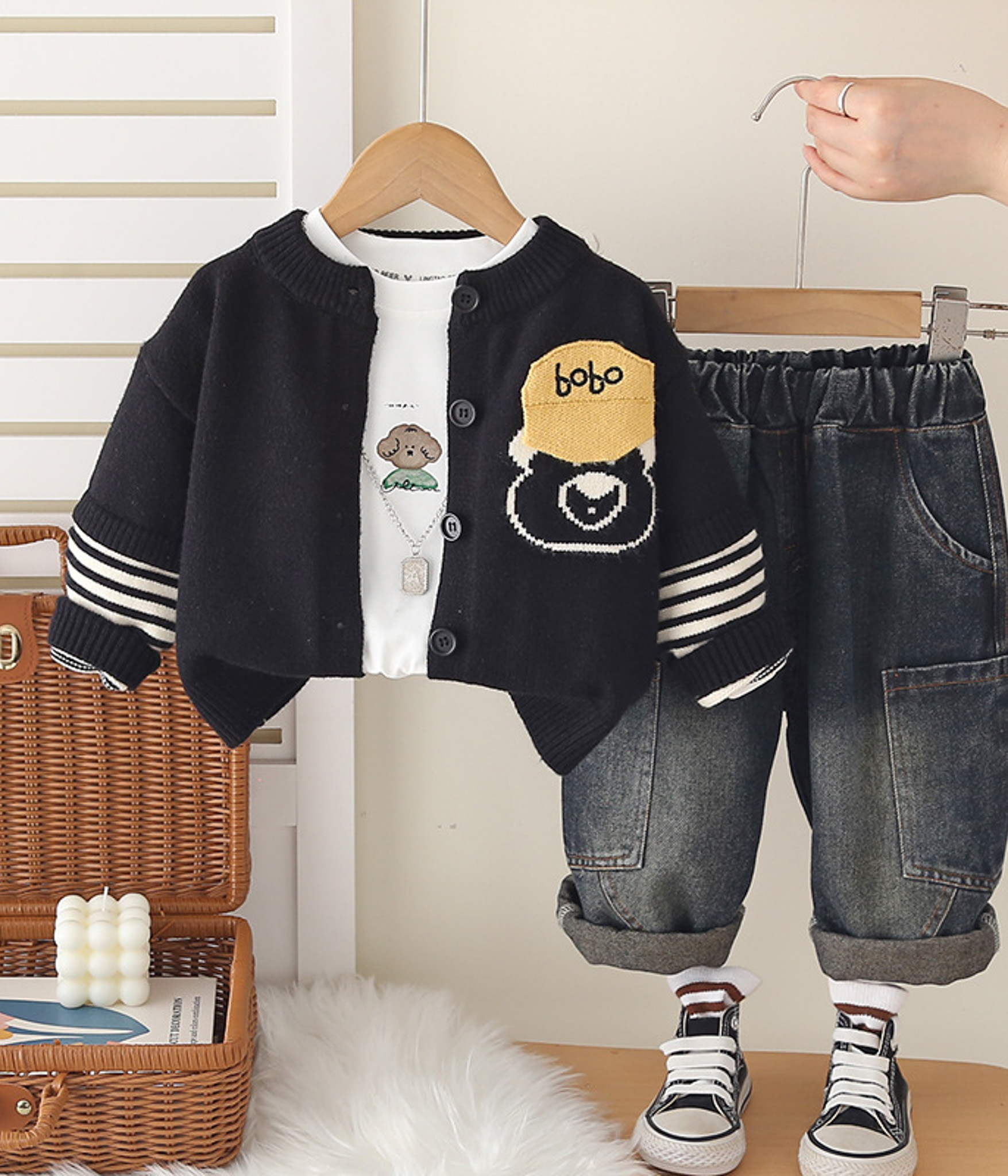 65523 (2) Ensemble garçon 3 Pièces streetwear gilet noir, T-shirt imprimé & jean oversize – Image 1