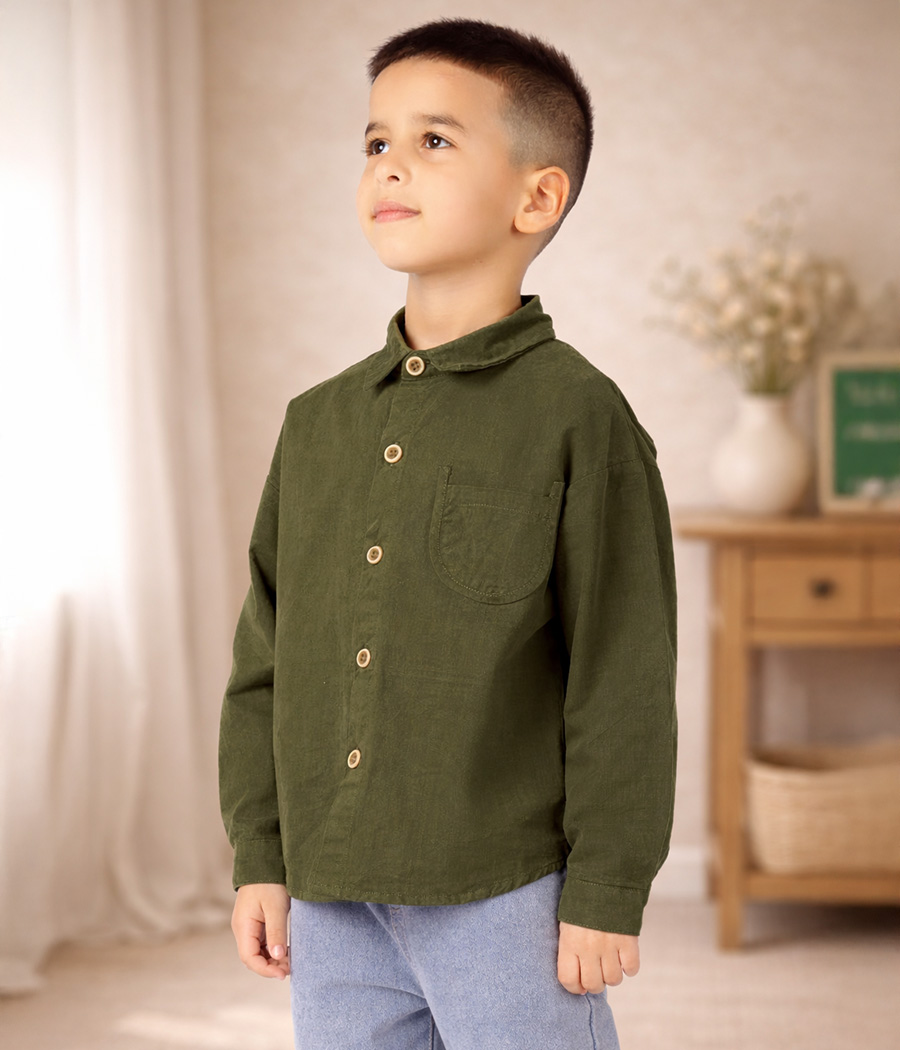 65667 Chemise verte garçon – Style aventurier et moderne – Image 1