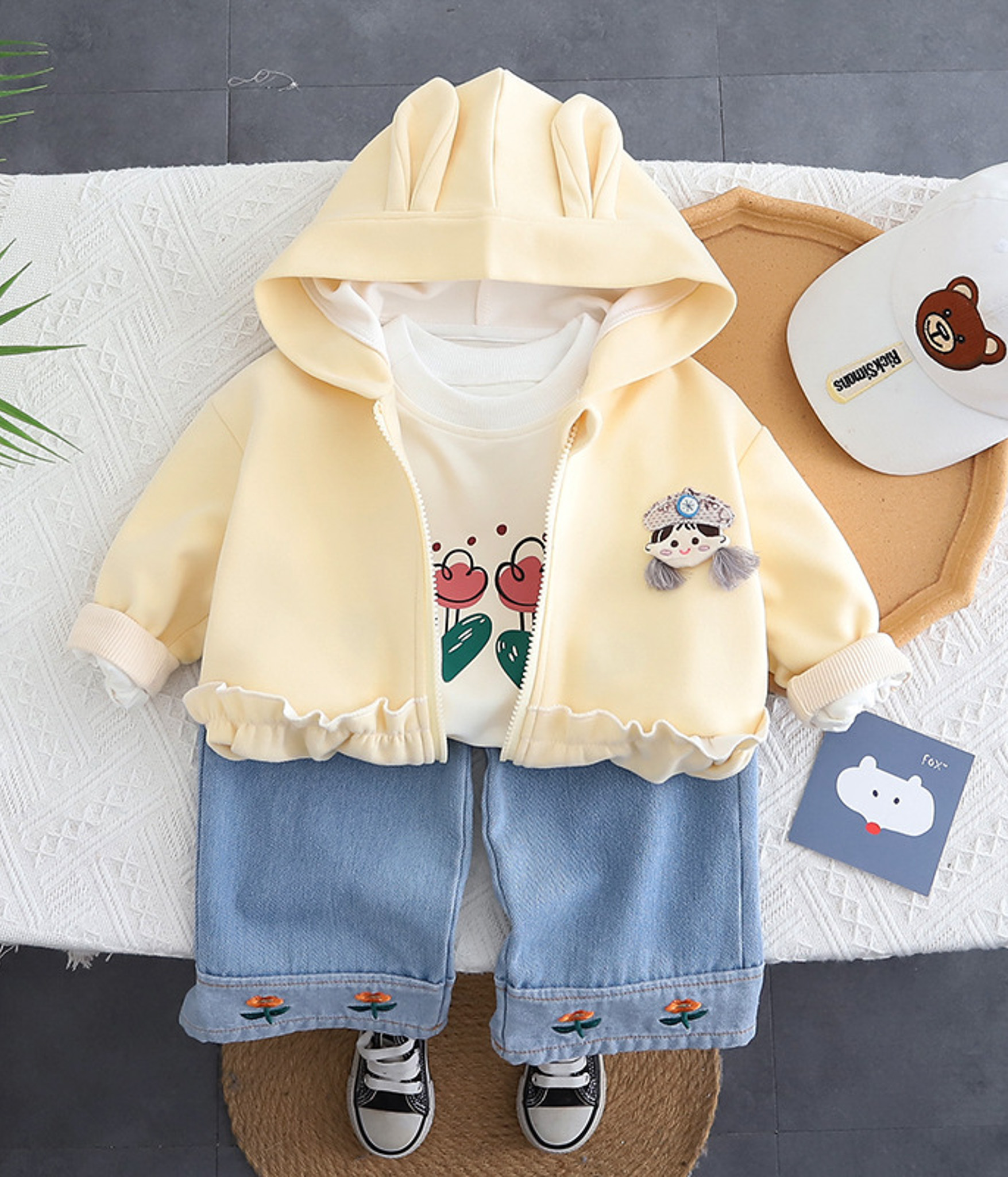 68775 (3) Ensemble Fille 3 Pièces – Veste à Capuche Jaune, T-shirt Imprimé & Jean – Image 1
