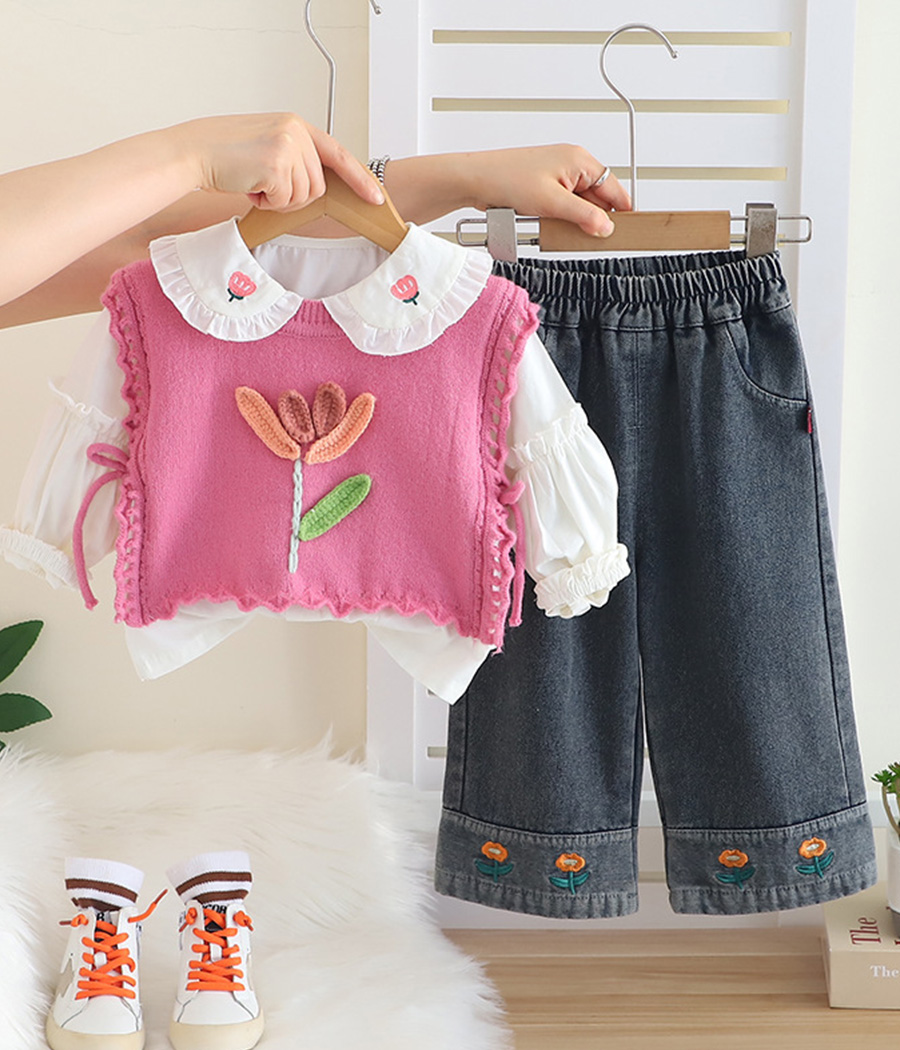 72751 Ensemble fille – Blouse blanche, gilet rose fleuri et jean brodé – Image 1