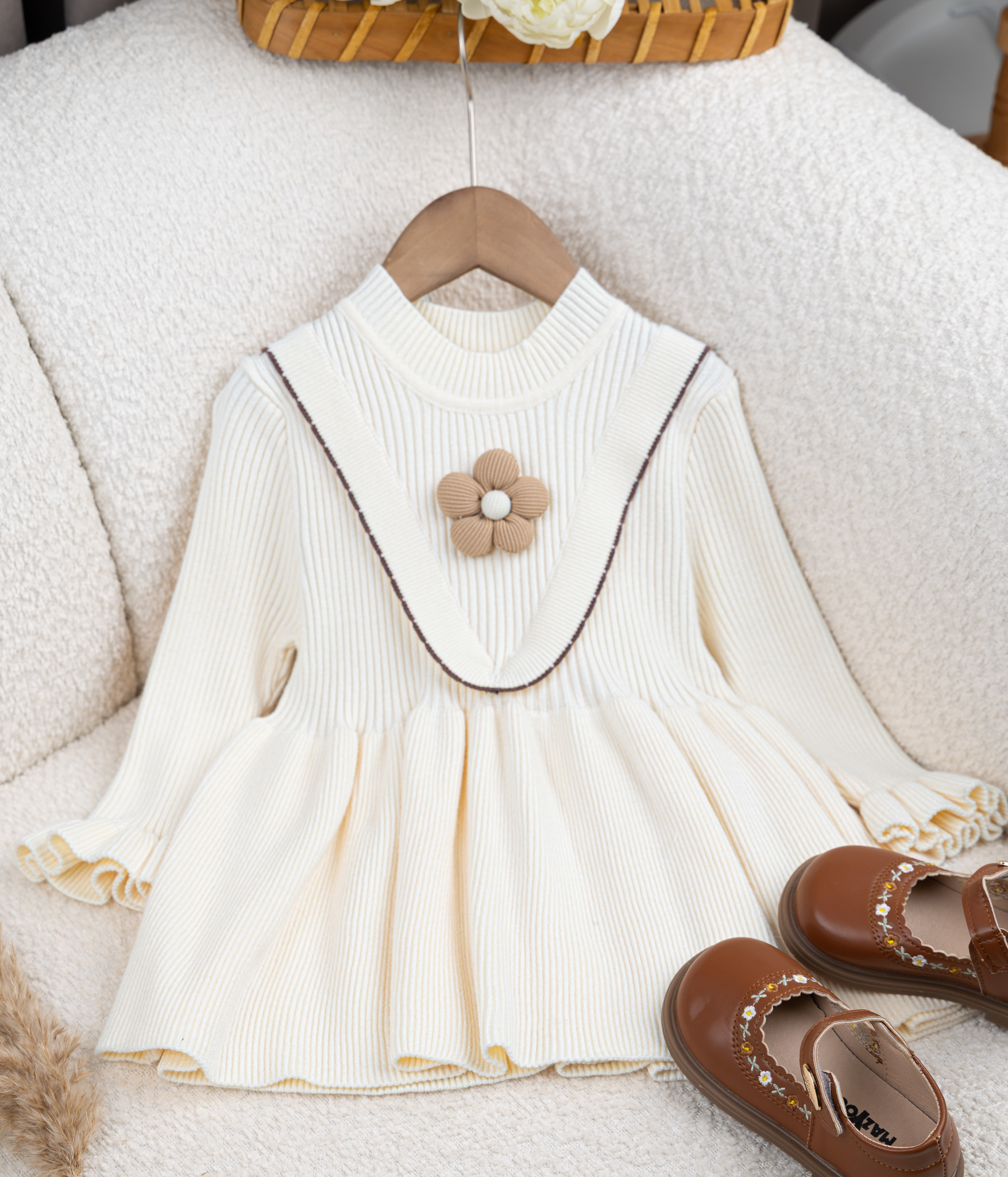 73329 et 559439 Robe Bébé Fille en Maille – Beige doux – Image 1