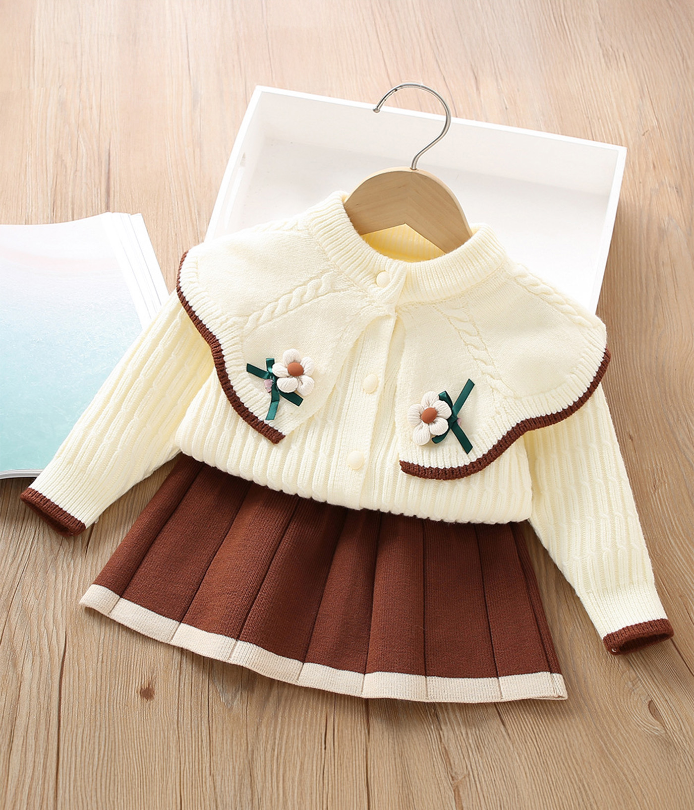 73397 (11) Ensemble Fille – Cape Fleurie & Jupe Plissée Beige & Marron – Image 1