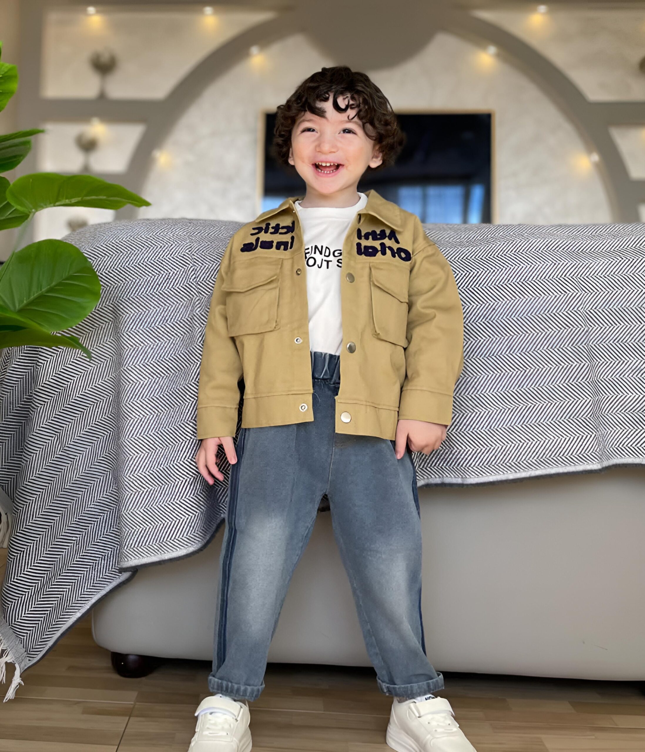 78321 Ensemble garçon 3pièces – Veste beige sable & jean décontracté – Image 1