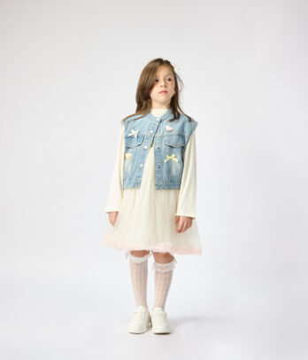 Robe en tulle blanche avec gilet en jean – Charme et modernité