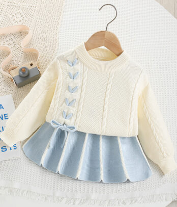 Ensemble 2 pièces fille – pull en laine crème & jupe plissée bleue