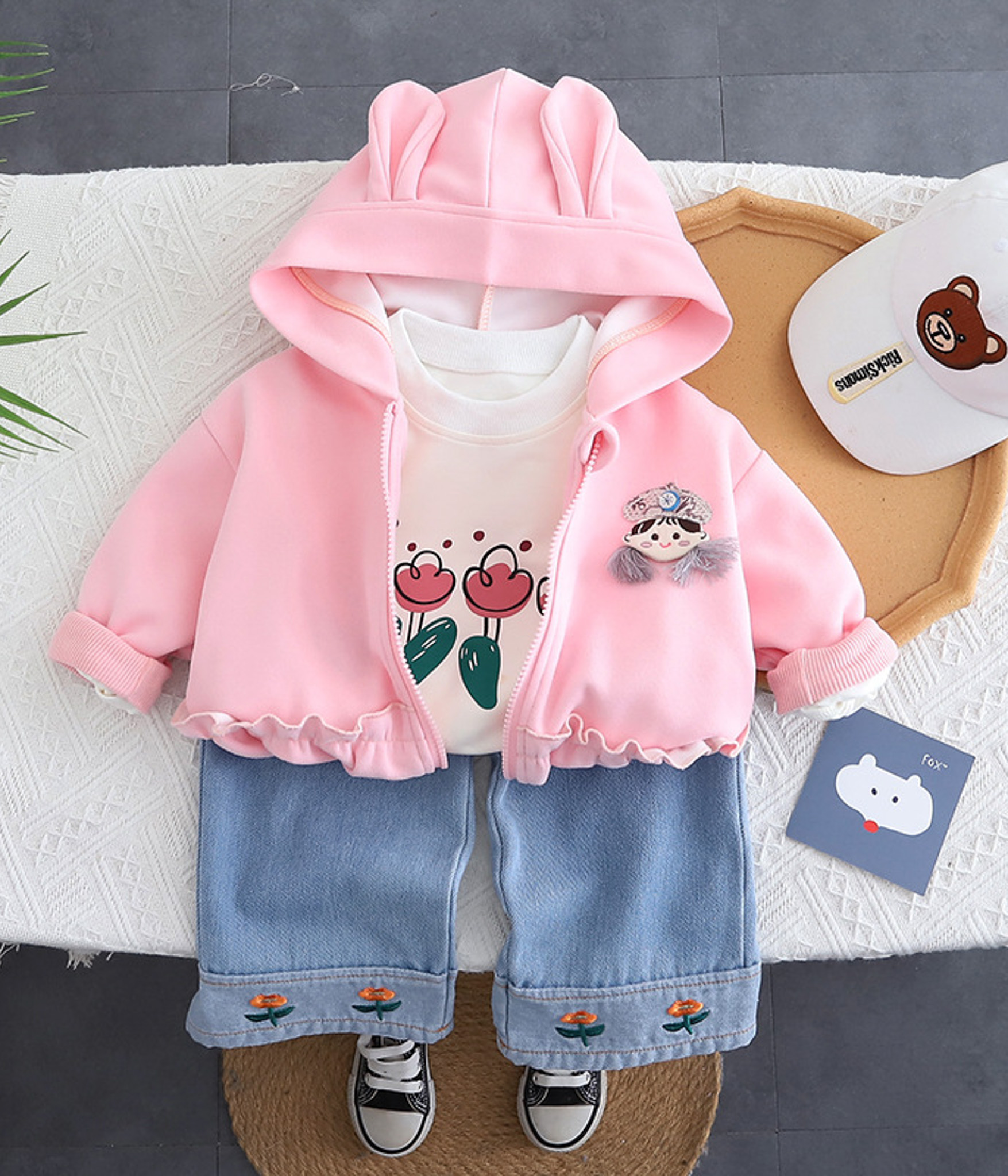 84383 (3) Ensemble Fille 3 Pièces – Veste à Capuche Rose, T-shirt Imprimé & Jean – Image 1