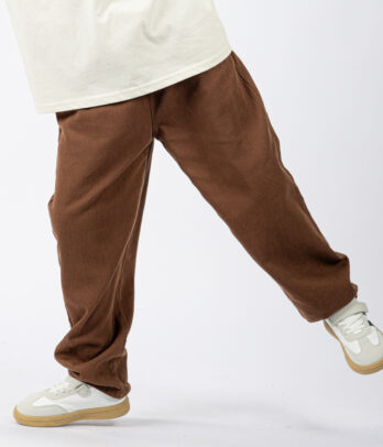 Pantalon garçon ample de couleur marron chocolat