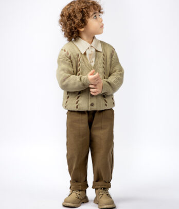 Ensemble Garçon 3 Pièces – Chemise Beige Clair, Gilet Tricoté & Pantalon Marron
