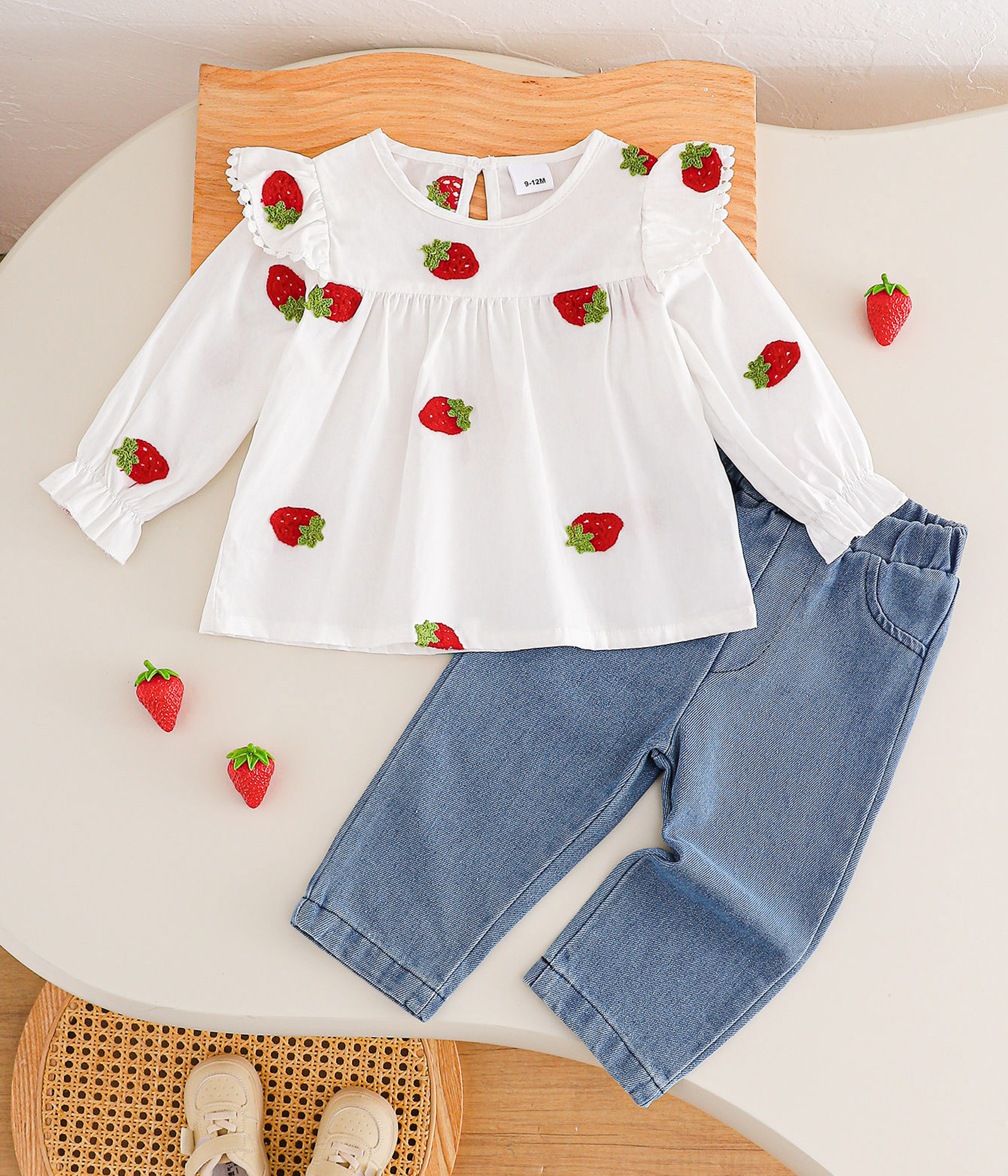 94126 (3) Ensemble fille – Blouse blanche à fraises brodées & jean bleu – Image 1